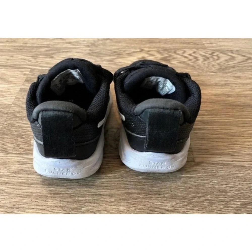 Nike Star Runner size 6c Toddler Shoes Black White